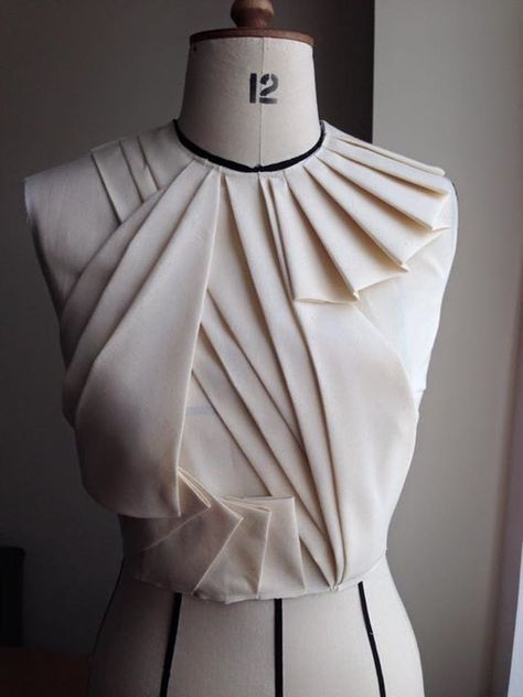 Origami Dress Fashion, Mode Origami, Fashion Draping, Origami Dress, Pattern Draping, Origami Fashion, Sculptural Fashion, Draping Fashion, Draped Dress