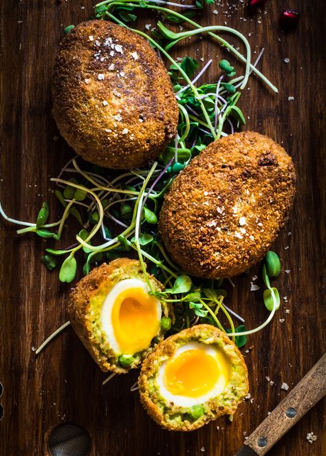 Vegetarian Scotch Eggs, Mushy Peas Recipe, Eggs Brunch, Scotch Eggs Recipe, Vegetarian Treats, Scotch Egg, Soft Boiled Egg, Vegetarian Mains, Mushy Peas