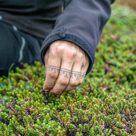 Indigenous Finger Tattoos, Indigenous Hand Tattoos, Inuit Tattoos Men, Earthling Tattoo, Inuit Tattoos, First Nations Tattoo, Indigenous Tattoos, Indigenous Tattoo Ideas, Traditional Tattoo Symbols