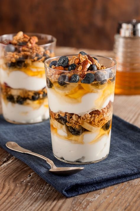 Recipe Using Honey, Breakfast Parfait, Yogurt Granola, Resep Diet Sehat, Resep Smoothie, Parfait Breakfast, Honey Yogurt, Yogurt Breakfast, Parfait Recipes