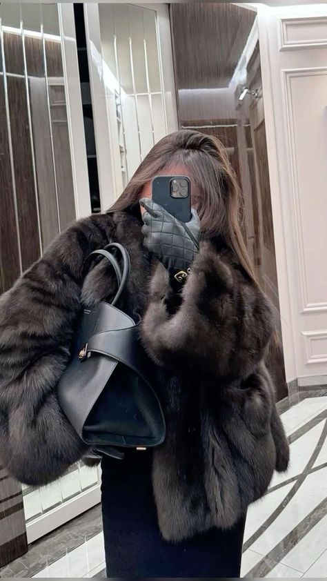 Designer Scarf Outfit Winter, Old Money Fur Coat, Russian Woman Aesthetic, Fur Coat Aesthetic, Winter Old Money, Fur Coat Outfits, Old Money Winter, Russian Style, Mode Abaya