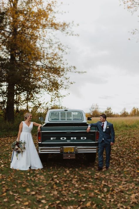 In N Out Truck Wedding, Wedding Getaway Truck, Old Truck Wedding Pictures, Truck Wedding Pictures, Old Country Wedding, Old Truck Wedding, Vintage Truck Wedding, Wedding Photography Poses Family, Ford 79