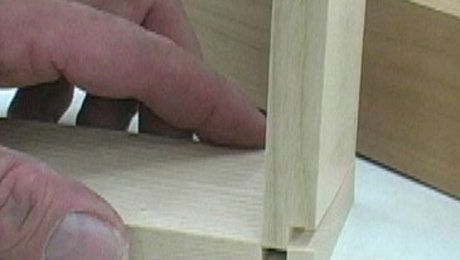 Bob Van Dyke Shop Tip: The Lock Rabbet Joint - FineWoodworking Diy Router Table, Fine Woodworking Project, Diy Router, Router Tables, Woodworking Shows, Wood Joints, Drawer Box, Woodworking Skills, Fine Woodworking