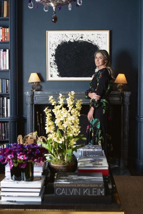 Watch: Aerin Lauder shares her ultimate house rules Elle Decor Living Room, Print Armchair, Aerin Lauder, Design Club, Iron Floor Lamp, Manhattan Apartment, Printed Sofa, Vogue Living, Chinoiserie Wallpaper