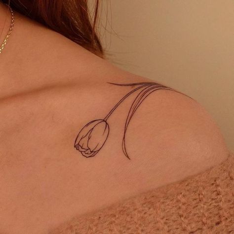 Fine Line Tulip, Fine Line Tulip Tattoo, Dainty Tattoo Designs, Tattoo On The Shoulder, Tattoo Designs Drawings, Dainty Tattoo, One Line Tattoo, Tulip Tattoo, M Tattoos