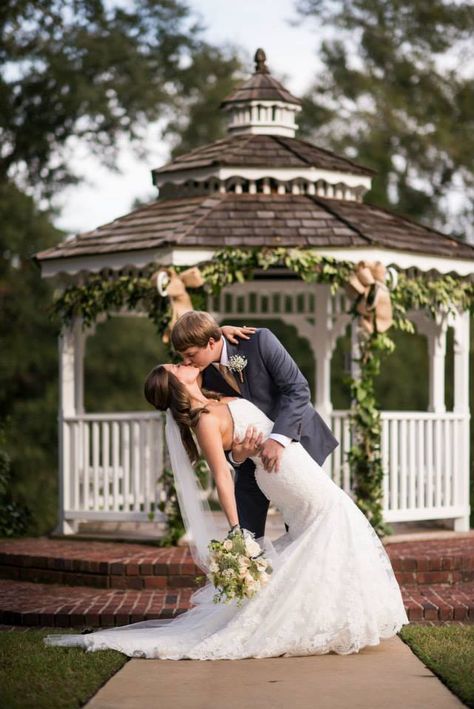 Gazebo kiss Wedding Photos Gazebo, Gazebo Wedding Photos, Gazebo Photoshoot Ideas, Pond Wedding Photos, Gazebo Pictures, Pavillion Wedding, Outdoor Wedding Pictures, Pond Wedding, Wedding Gazebo