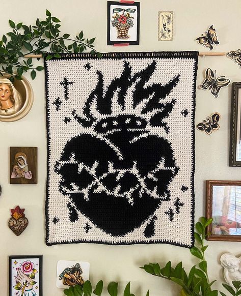 Ghost Face Crochet Tapestry, Crochet Room Decor Grunge, Sacred Heart Crochet, Tapestry Knitting Patterns, Large Crochet Tapestry, Pixel Grid Design Crochet, Black And White Tapestry Crochet, Crochet Tapestry Chart, Crochet Pictures Art