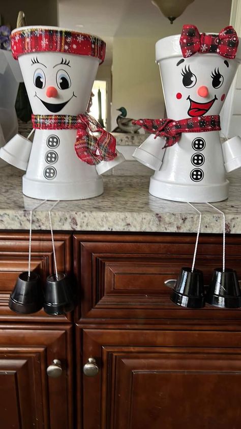 Plant Pots Crafts, Styrofoam Crafts, Terra Cotta Pot Crafts Diy, Winter Diy Crafts, Flower Pot People, Clay Pot People, Christmas Art Projects, Pot People, Flower Pot Art