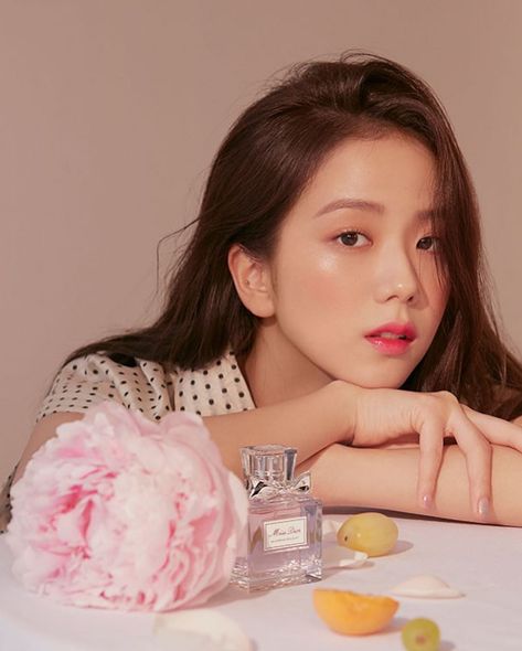 Jisoo Blackpink 20200622 Dior parfume photoshoot Dior Beauty, Elle Magazine, Kim Jisoo, Blackpink Photos, Black Pink Kpop, Lalisa Manoban, Blackpink Rose, Blackpink Jisoo, Yg Entertainment