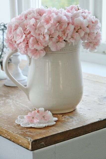 . Cottage Romance, Grey Weddings, Vibeke Design, Pink Geranium, Decoration Shabby, Cottage Rose, White Pitcher, Pink Cottage, Deco Nature