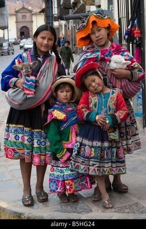 Peruvian Dress, Peruvian Clothing, Costume Carnaval, Peruvian Textiles, Dancer Dress, Mexico Culture, National Dress, Local Girls, Indigenous Culture