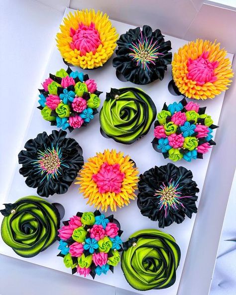 Rave Cupcakes, 80s Theme Cupcakes, Neon Cupcakes Glow Party, Neon Desserts, Glow In The Dark Cupcakes, Bright Cupcakes, Jungle Disco, Cupcake Icing Designs, Neon Cupcakes