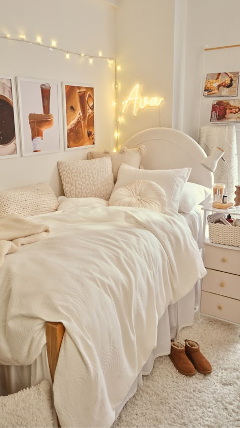 Beige Dorm Room Aesthetic, Light Dorm Room Ideas, Dorm Room Inspiration Color Schemes, Dorm Room Ideas White, White And Gold Dorm Room, Clean Dorm Aesthetic, Beige Dorm Room, Pink And White Dorm Room, Simple Dorm Room Decor