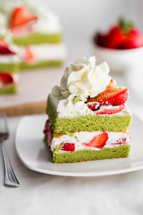 Matcha Strawberry Cake, Matcha Dessert Recipes, Cake Matcha, Matcha Baking, Matcha Strawberry, Strawberry Layer Cakes, Matcha Green Tea Recipes, Strawberry Matcha, Matcha Dessert