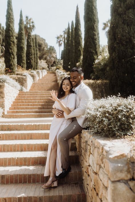 Proposing Photoshoot, Props For Engagement Photos, Proposal Photoshoot Surprise, Creative Engagement Photoshoot, Proposal Shoot Photography, Proposal Shoot Ideas, Spain Engagement Photos, Latina Engagement Photos, Proposal Photo Ideas