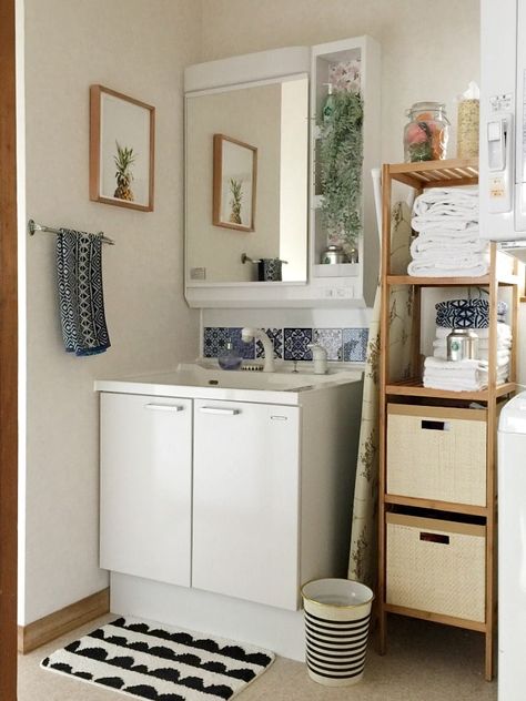 How to Add Personality to Your Rental Bathroom Renter Friendly Bathroom Shelves, Gross Apartment, Rental Bathroom Decorating, Smart Bathroom Ideas, Rental Bathroom Makeover, Rental Makeover, Renter Hacks, Bathroom Inspiration Colors, Rental Friendly