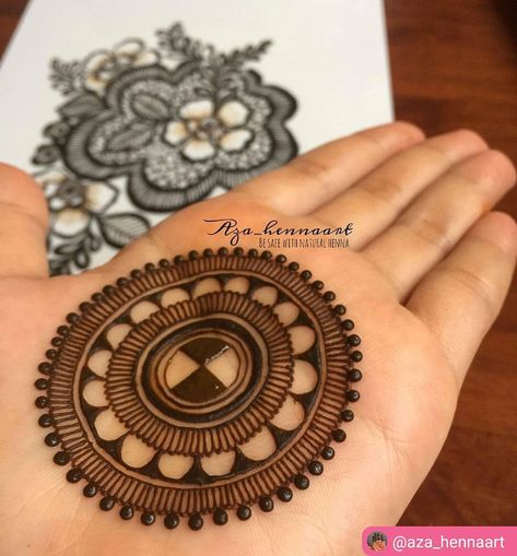 Yay or Nay? 💖💖 inspiring henna art by @aza_hennaart #naturalmehndi #hennaartistjohor #naturalhennastain #mehndistain #rajasthanihenna… Mehndi Designs Finger, Henna Hand Designs, Round Mehndi Design, Palm Mehndi Design, Tato Henna, Finger Henna Designs, मेहंदी डिजाइन, Eid Mehndi Designs, Henna Tattoo Hand