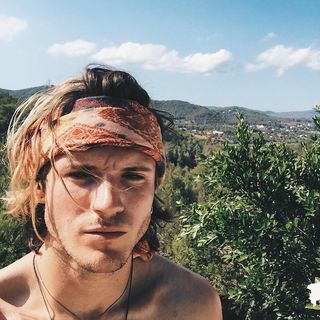 Dougie Poynter (@idougahole) • Fotos e vídeos do Instagram Dougie Poynter, Danny Jones, Hippie Hair, Bandana Styles, Mens Hair, Male Photography, Black Headband, Undercut Hairstyles, Festival Looks