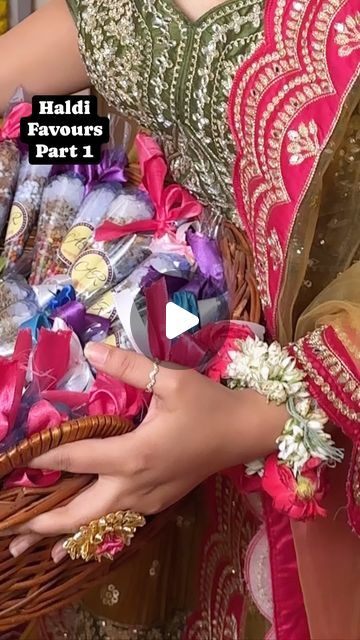 Milni Ceremony Gifts Ideas, Mehendi Return Gift Ideas, Haldi Return Gift Ideas, Haldi Favours, Haldi Kunku, Haldi Outfit For Bride, Bangle Ceremony, Haldi Function, Haldi Outfit