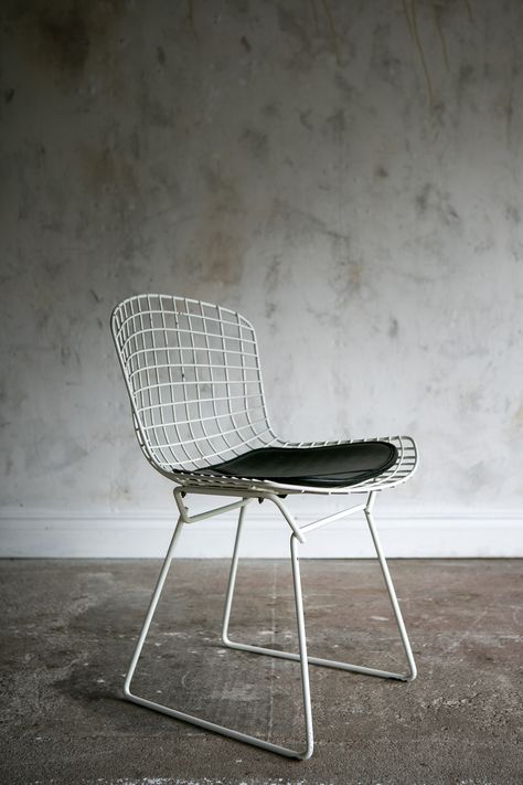 Knoll Bertoia Chair, Harry Bertoia Chair, Outdoor Chairs Design, Bertoia Side Chair, Bertoia Chair, Retro Studio, Shoot Moodboard, Industrial Chair, Wire Chair