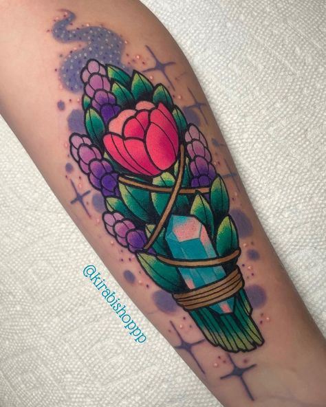 ✨𝔎𝔦𝔯𝔞 𝔅𝔦𝔰𝔥𝔬𝔭✨ on Instagram: “Sage stick ✨🍃💐 thanks for making the trip Jennifer! @dovetailtattoo . . . . . . #sagestick #sagetattoo #crystaltattoo #sagebundle…” Sage Tattoo, Austin Tattoo, Tattoo 2024, Bright Tattoos, Texas Tattoos, Crystal Tattoo, Lavender Tattoo, Female Tattoo Artists, Glitter Tattoo