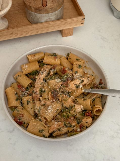 High Protein Creamy Chicken + Veggie Pasta Chicken Veggie Pasta, Protein Pasta Recipes, High Protein Pasta, Pasta With Chicken, High Protein Dinner, Healthy Protein Meals, Protein Dinner, Protein Lunch, Protein Pasta