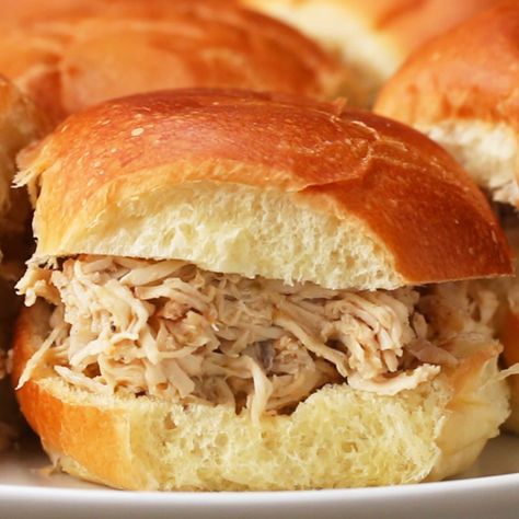 Slow Cooker Shredded Chicken Sliders by Tasty Shredded Chicken Sliders, Sliders Recipes Chicken, Slow Cooker Shredded Chicken, Paleo Pizza, Pesto Pizza, Chicken Sliders, Shredded Chicken Recipes, Slow Cooked Meals, Slider Recipes