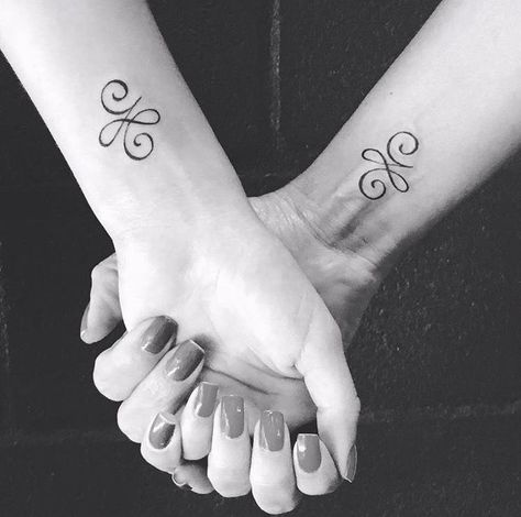 Chloe Tattoo, Tattoo Partner, Tattoo Amigas, Ambition Tattoo, Partner Tattoo, Friendship Symbol Tattoos, Matching Tattoos For Couples, Symbol For Family Tattoo, Tattoo Fixes