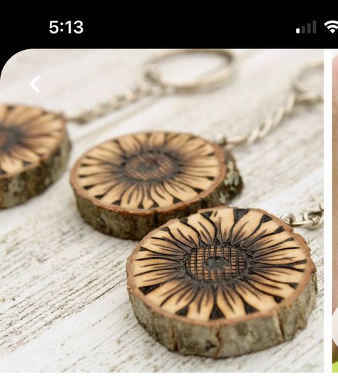 Wood Burning Ideas Sunflower, Diy Wooden Keychain, Wood Burning Keychain, Wood Burned Keychain, Tree Rounds Ideas, Small Wood Burning Ideas, Woodburning Ideas For Beginners, Things To Wood Burn, Wood Disc Projects