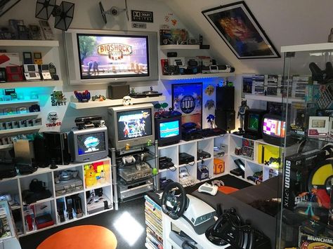 Retro Game Room. 🎮✌🏼#retro #gameroom #gamingsetup #setup #mancave #games #gamer #gaming #videogames #vintage #retrogaming #classic… | Instagram Retro Movie Room, Retro Gaming Room, Retro Game Room, Youtube Room, Gamer Room Diy, Gamers Room, Game Shelf, Games Room Inspiration, Geek House