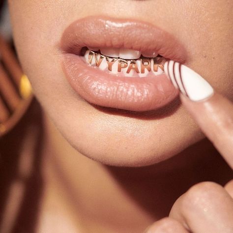 Beyonce Grill, Beyonce Nails, Mouth Grills, Ivy Park Beyonce, Grillz Teeth, Grill Logo, Custom Grillz, Grills Teeth, Tooth Gem