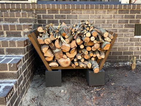 Wood Holder Outdoor, Wood Piles Ideas, Diy Wood Holder Outdoor, Diy Log Holder, Firewood Holder Diy, Wood Pallet Firewood Storage, Pallet Firewood Storage Backyard, Fire Pit Wood Storage, Wood Pile Storage Outdoor Diy