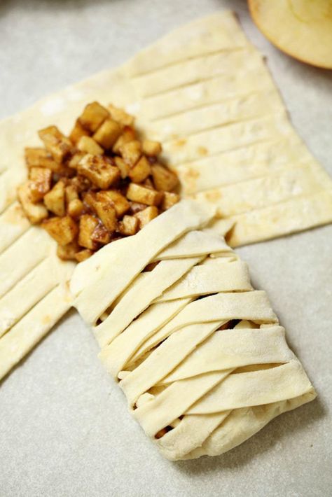 Apple Cinnamon Braid Apple Danish Braid, Cinnamon Danish Recipe, Cinnamon Butter Braid Recipe, Cinnamon Dessert Recipes, Apple Twist, Butter Braids, Philo Dough, Puff Pastry Twists, Cinnamon Desserts