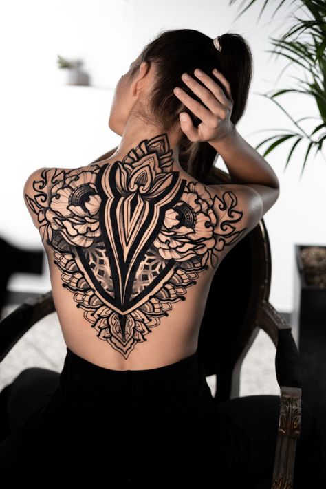 #ornaments #tattoo #tattooideas #tattoosforwomen #tattoodesign #aesthetic Ornamental Back Tattoo Women, Ornamental Back Tattoo, Tattoo Espalda Mujer, Mandala Back Tattoo, Tattoo Ideas Inspiration, Backpiece Tattoo, Spine Tattoo Ideas, Tattoos Infinity, Tato Minimal