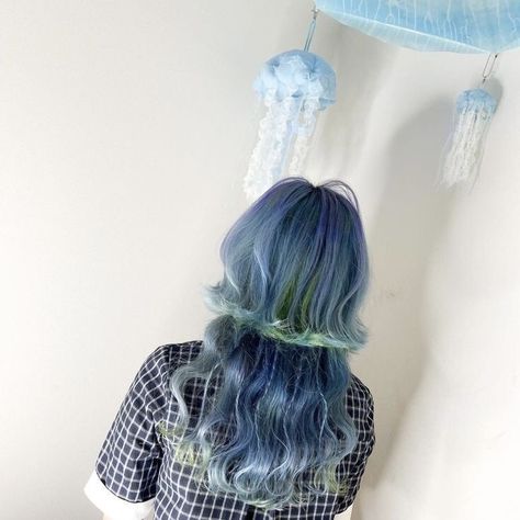 Jellyfish Hair Color, Blue Jellyfish Haircut, Jellyfish Cut Long, Jellyfish Curly Hair, Long Jellyfish Cut, Curly Jellyfish Cut, Jellyfish Haircut Tutorial, Layered Jellyfish Haircut, Octopus Haircut Long Hair