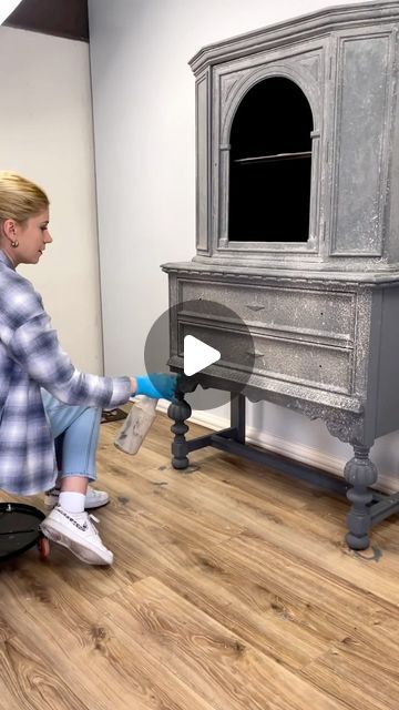 Furniture Flips, Decoupage Furniture, Chalk Paint Furniture, Annie Sloan Chalk Paint, Flipping Furniture, Annie Sloan, Painting Projects, Furniture Makeover, Cool Furniture