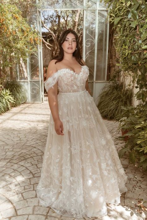 Plus Size Lace Wedding Dress, Curvy Wedding Dress, Curvy Wedding, Wedding Dresses Whimsical, Plus Wedding Dresses, Plus Size Wedding Dresses, Garden Wedding Dresses, Plus Size Wedding Gowns, Wedding Dress Guide