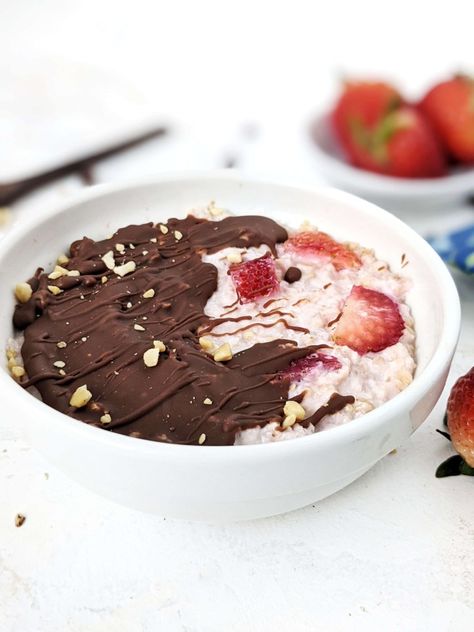 Chocolate Covered Strawberry Protein Overnight Oats (Sugar Free!) | Hayl's Kitchen Magic Shell Overnight Oats, Low Calorie Nutella, Strawberry Protein Overnight Oats, Sugar Free Nutella, Strawberry Overnight Oats, Ww Breakfast, Milkshake Flavours, Low Calorie Protein, Protein Overnight Oats