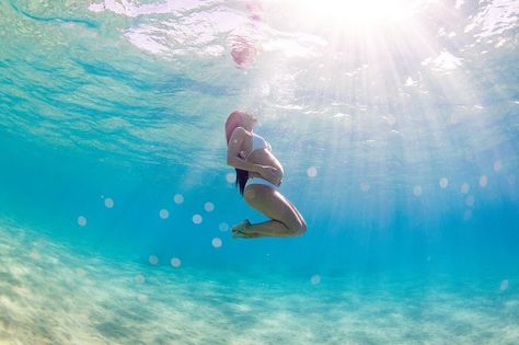 Underwater maternity photos, Maui Hawaii, Pregnancy. Baby Hawaii Photography on Instagram: “Spring ✨ #mauiportraits #mauimaternityphotographer  #mauimaternity #mauiunderwater #mauiunderwaterphotographer #spl  #babybump…” Photos Underwater, Maui Photographers, Hawaii Photography, Underwater Photographer, Photography Maternity, Family Sessions, Babymoon, Maui Hawaii, Hawaiian Islands