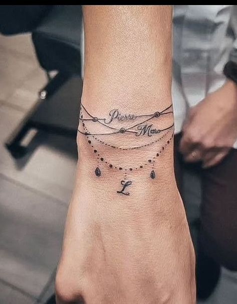 Armband Tattoo Frau, Bracelet Tattoos With Names, Bracelet Tattoos For Women, Tattoo Armband, Wrap Around Wrist Tattoos, Bracelet Tattoos, Wrist Bracelet Tattoo, Tato Minimal, Tiny Wrist Tattoos