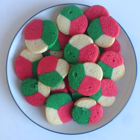 TRI-COLORED MINT HOLIDAY COOKIES~use orange instead of red Mint Sugar Cookies, Sugar Cookie Recipe Easy, Mint Cookies, Easy Sugar Cookies, Green Food Coloring, Red Food Coloring, Red Food, Eat Dessert First, Sugar Cookies Recipe