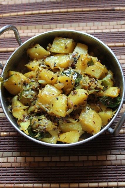 Indian Potato Recipes, Bangladeshi Food, Aloo Recipes, North Indian Recipes, Five Spice, Bengali Food, Dal Recipe, Spice Mix, Food Tasting