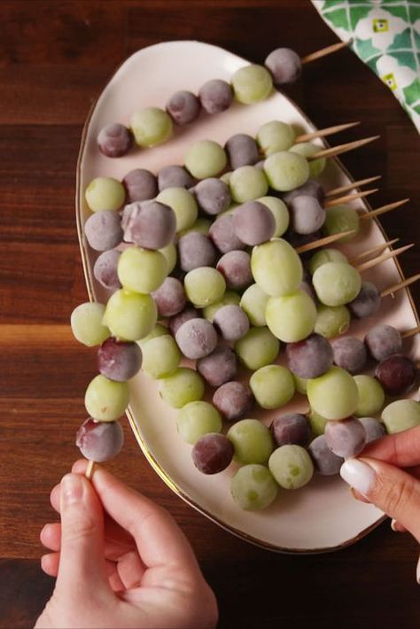 prosecco-grapesicles Boat Snacks, Beach Snacks, Frozen Grapes, Healthy Afternoon Snacks, Boat Food, Party Appetizers, Summer Snacks, Special Dinner, Snacks Für Party