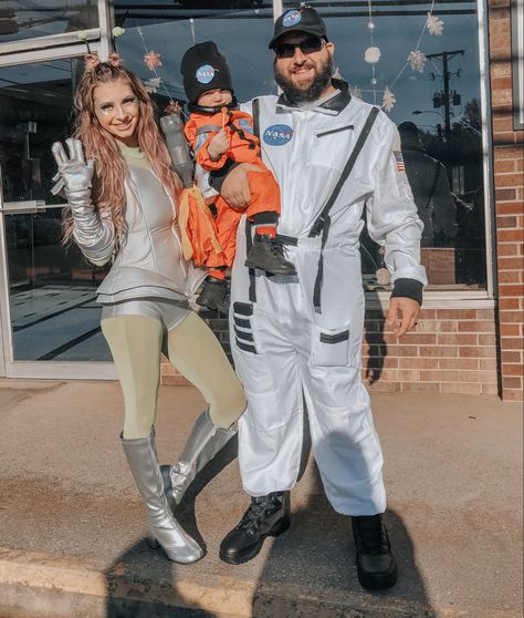 Alien Men Costume, Nasa And Alien Couple Costume, Astronaut Men Costume, Astronaut And Alien Costume Family, Mens Alien Costume Diy, Star Halloween Costume, Men’s Astronaut Costume, Alien Astronaut, Men Costume