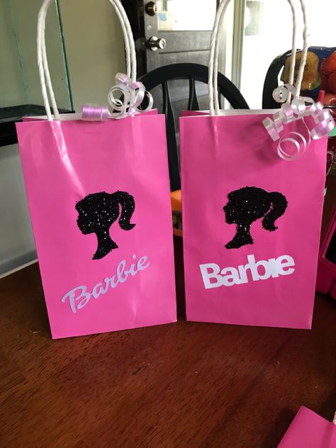 Barbie Goodie Bags, Birthday Barbie, Lyna Youtube, Barbie Theme Party, Barbie Inspired, Barbie Birthday Party, Barbie Theme, Barbie Birthday, Barbie Party