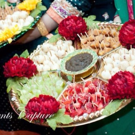 Amazing Thaal Decoration Ideas with Sweets for Different Events ... Mehndi Taals Ideas, Thaal Decoration Ideas, Pakistani Mehndi Decor, Mehndi Platter, Wedding Trays, Gaye Holud, Mehndi Function, Mehendi Decor Ideas, Mehndi Party