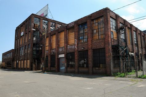 U-Haul making the move to reuse old factory Abandoned Factory Exterior, Old Warehouse Exterior, Old Factory Architecture, Industrial Facade Design, Old Factory Renovation, Renovated Factory, Warehouse Facade, Warehouse Exterior, Warehouse Architecture