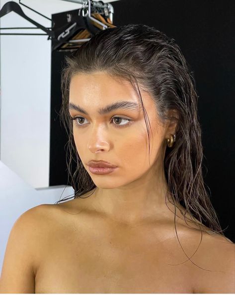 Slick Back Long Hair Down, Wet Hair Model Look, Wet Hair Look Long, Wet Look Long Hair, Slick Back Wet Hair Look, Wet Hair Makeup, Wet Hairstyles For Long Hair, Wet Curly Hairstyles, Wet Look Makeup