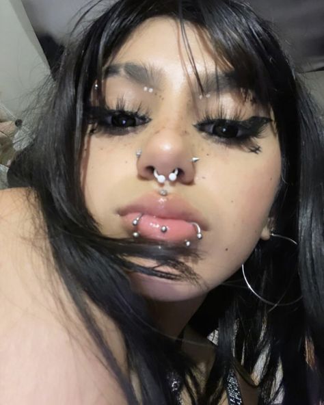 Maximalist Piercings Face, Gold Face Jewellery Piercing, Piercing Ideas Aesthetic Face, Piercing Combinations Facial, Cyberbites Piercings, A Lot Of Piercings Face, Multiple Face Piercings, Face Piercing Set Up, Piercings For Round Faces