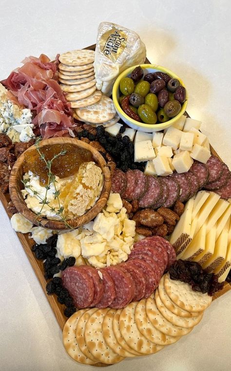 Cheese Board Inspiration, Cheese Board Birthday, Drinks Aethstetic, Charcuterie Board For Men, Charturerie Board, Caviar Charcuterie Board, Spicy Charcuterie Board, Cheese Platter Aesthetic, Prosciutto Charcuterie Board